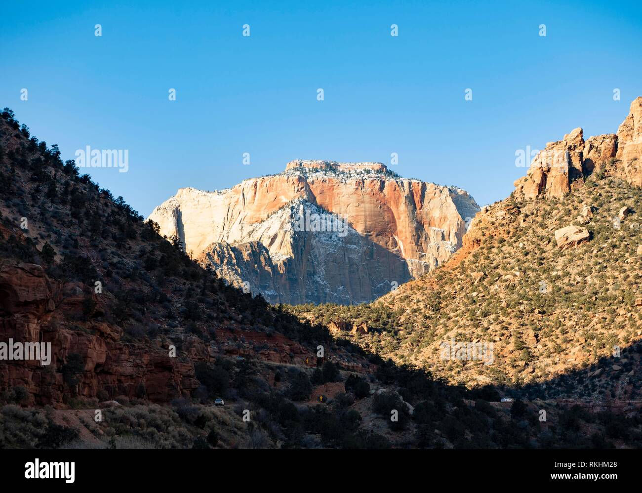 Voir par Zion Canyon à l'autel du Sacrifice, Zion National Park, Utah, USA Banque D'Images