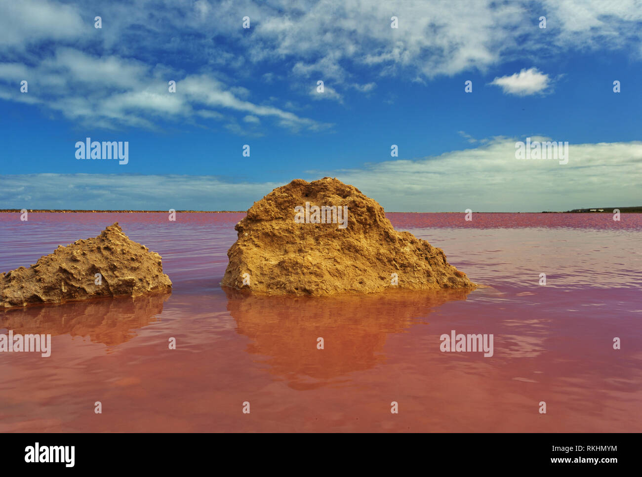 Surprenant et séduisant Lac Rose dans l'ouest de l'Australie est une attraction photographique. Lagoon couleur est due à des bactéries naturelles dans l'eau salée. Banque D'Images Surprenant et séduisant Lac Rose dans l'ouest de l'Australie est une attraction photographique. Lagoon couleur est due à des bactéries naturelles dans l'eau salée. Banque D'Images