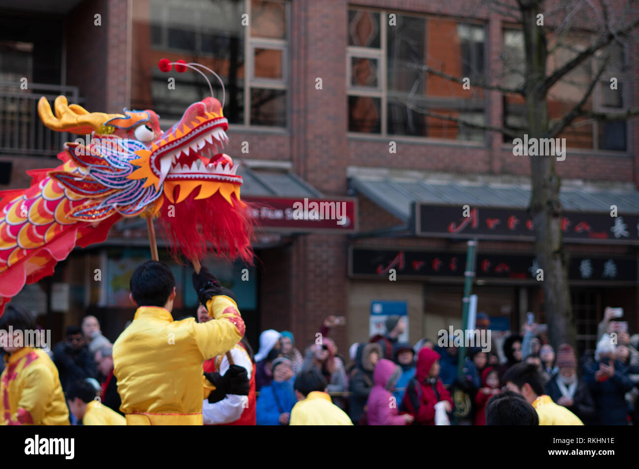 Un groupe effectue une danse du dragon chinois dans le défilé du Nouvel An chinois 2019 Banque D'Images