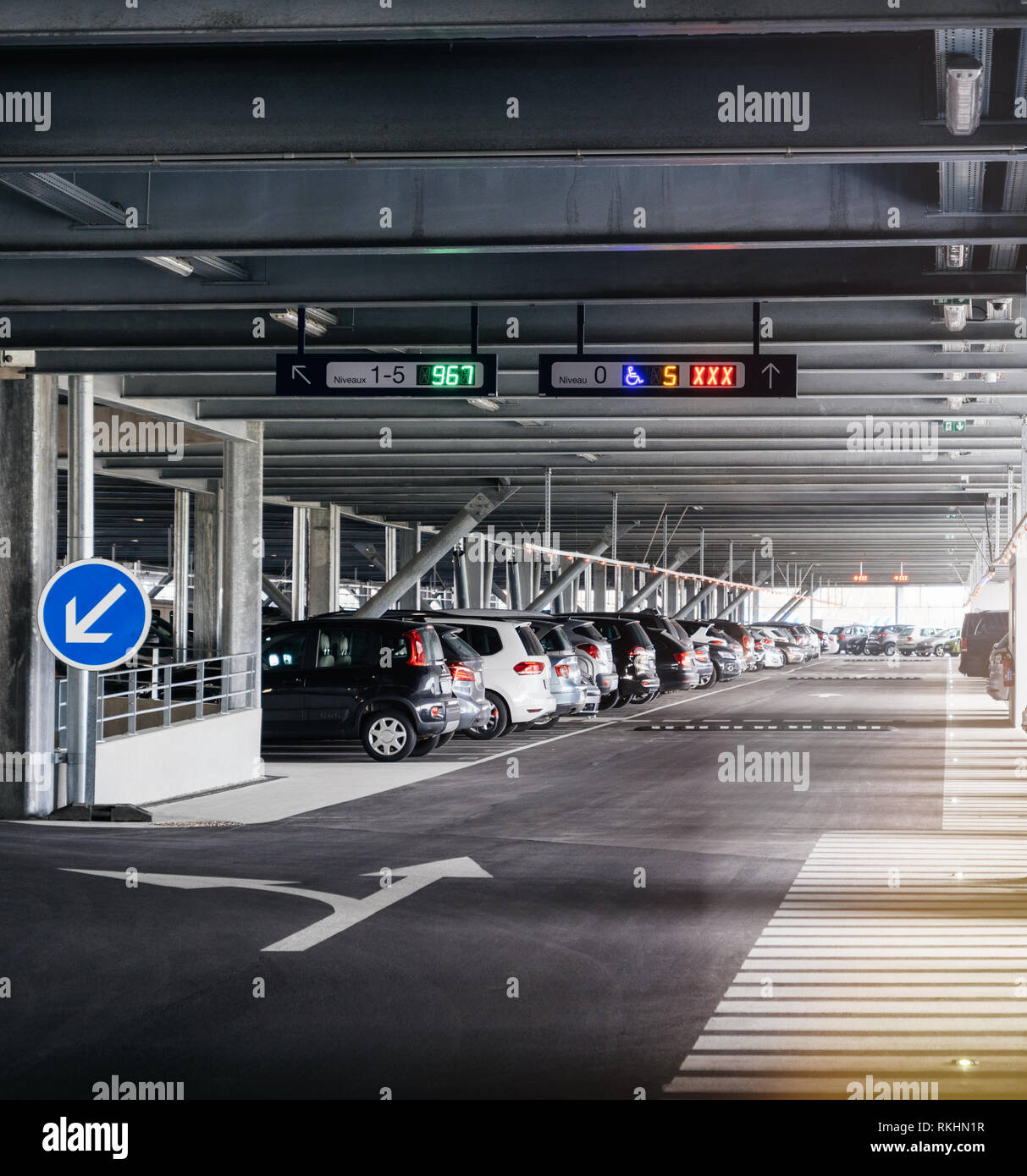 Bâle, Suisse - MAR 22, 2018 point de vue : vue de l'intérieur du parking de  l'aéroport moderne avec rangée de voitures Photo Stock - Alamy