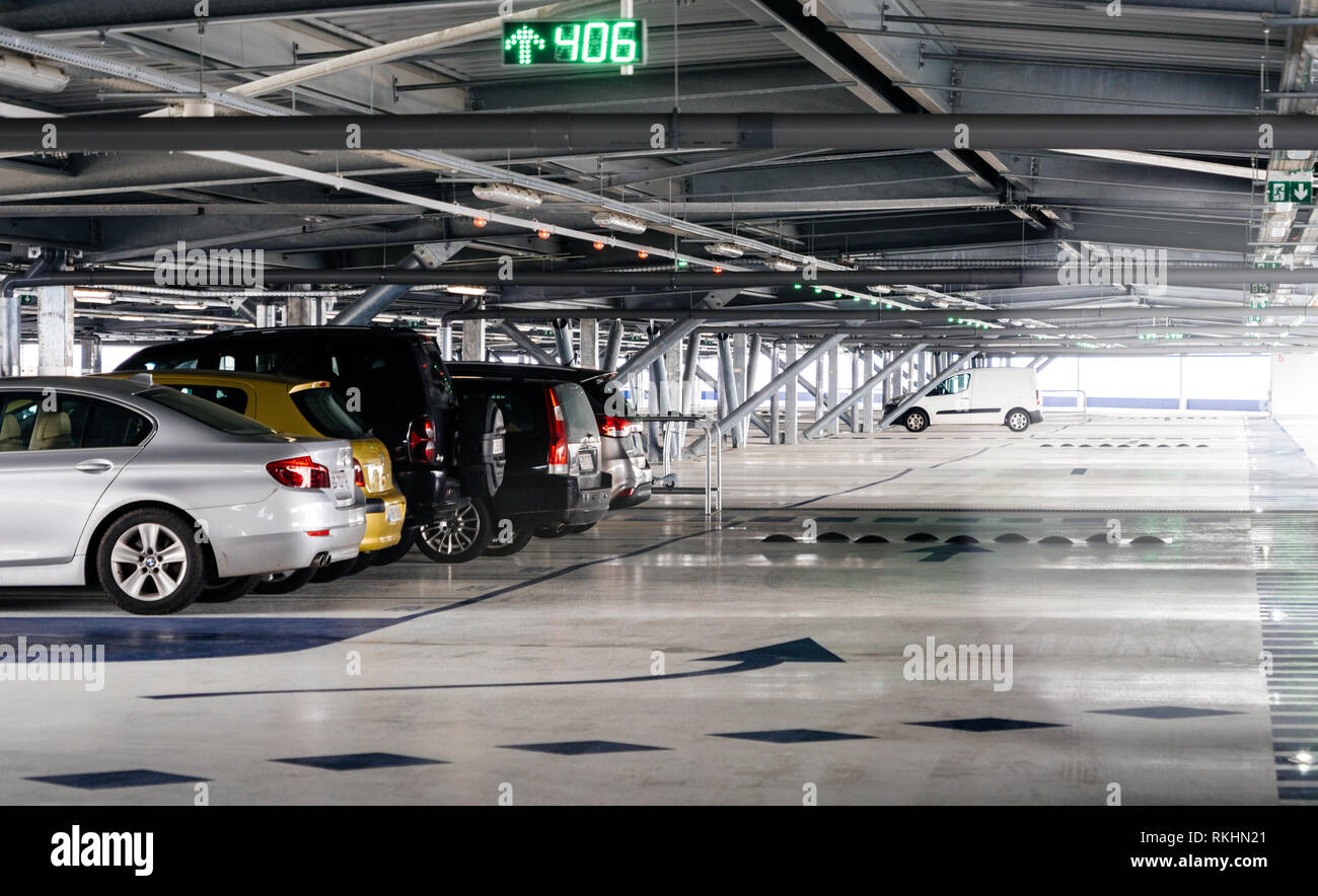 Bâle, Suisse - 22 MAR 2018 : Vaste parking moderne près de l'aéroport  central terminal dans l'Aéroport International de Bâle-Mulhouse avec des  rangées de voitures garées Photo Stock - Alamy