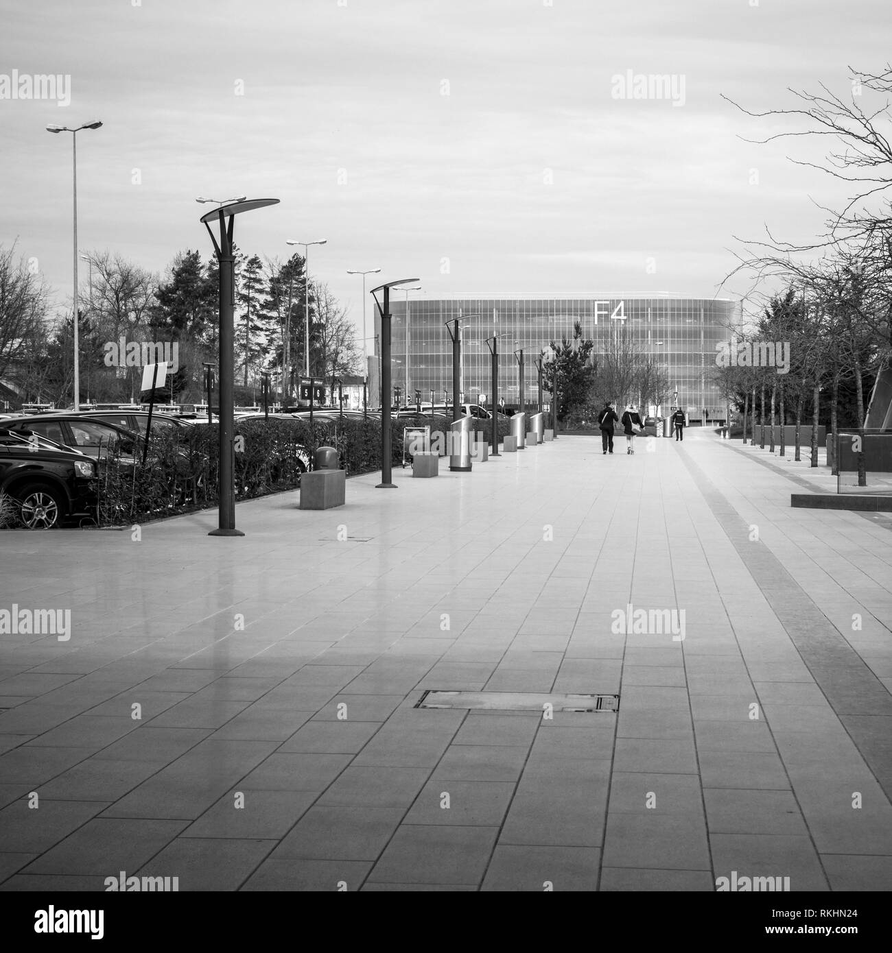 Bâle, Suisse - 22 MAR 2018 : parking immeuble moderne à l'aéroport de Bâle - noir et blanc image carrée Banque D'Images