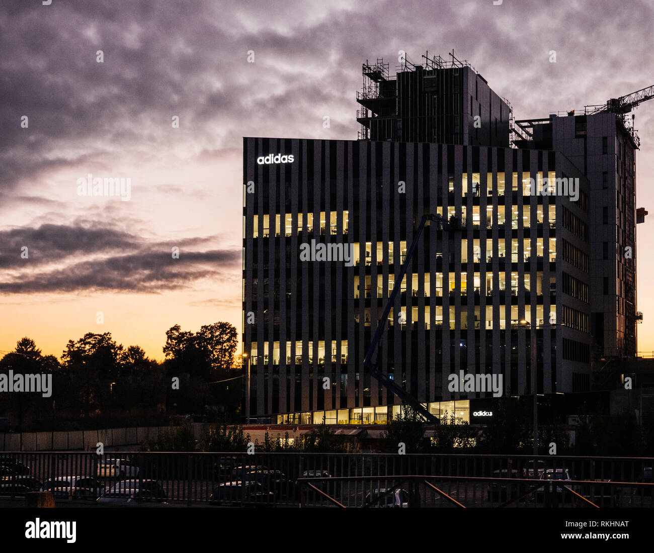 Monet bulto Hábil STRASBOURG, FRANCE - OCT 25, 2018 : Adidas France siège social à Wacken en  quartier d'affaires à Strasbourg au coucher du soleil avec logotype de la  marque sport illuminé sur le toit