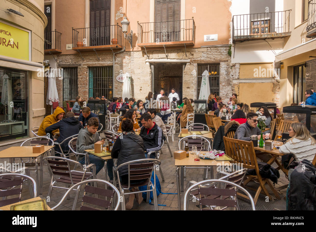 Malaga en Espagne, les gens assis dans un bar terrasse, square à Malaga, Andalousie, Espagne, Europe Banque D'Images