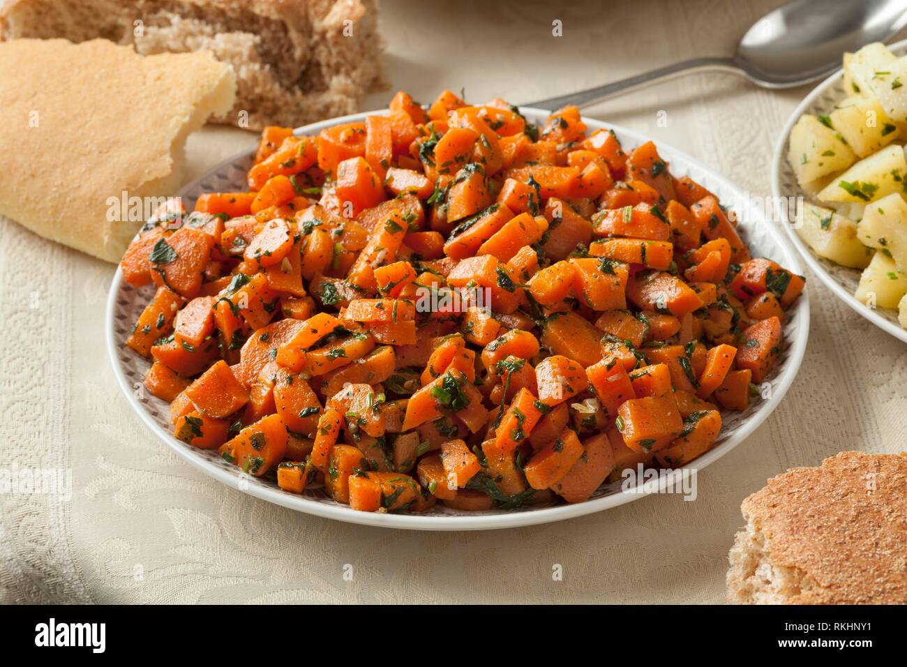 Cuisine Marocaine Salade de carottes en accompagnement. Banque D'Images