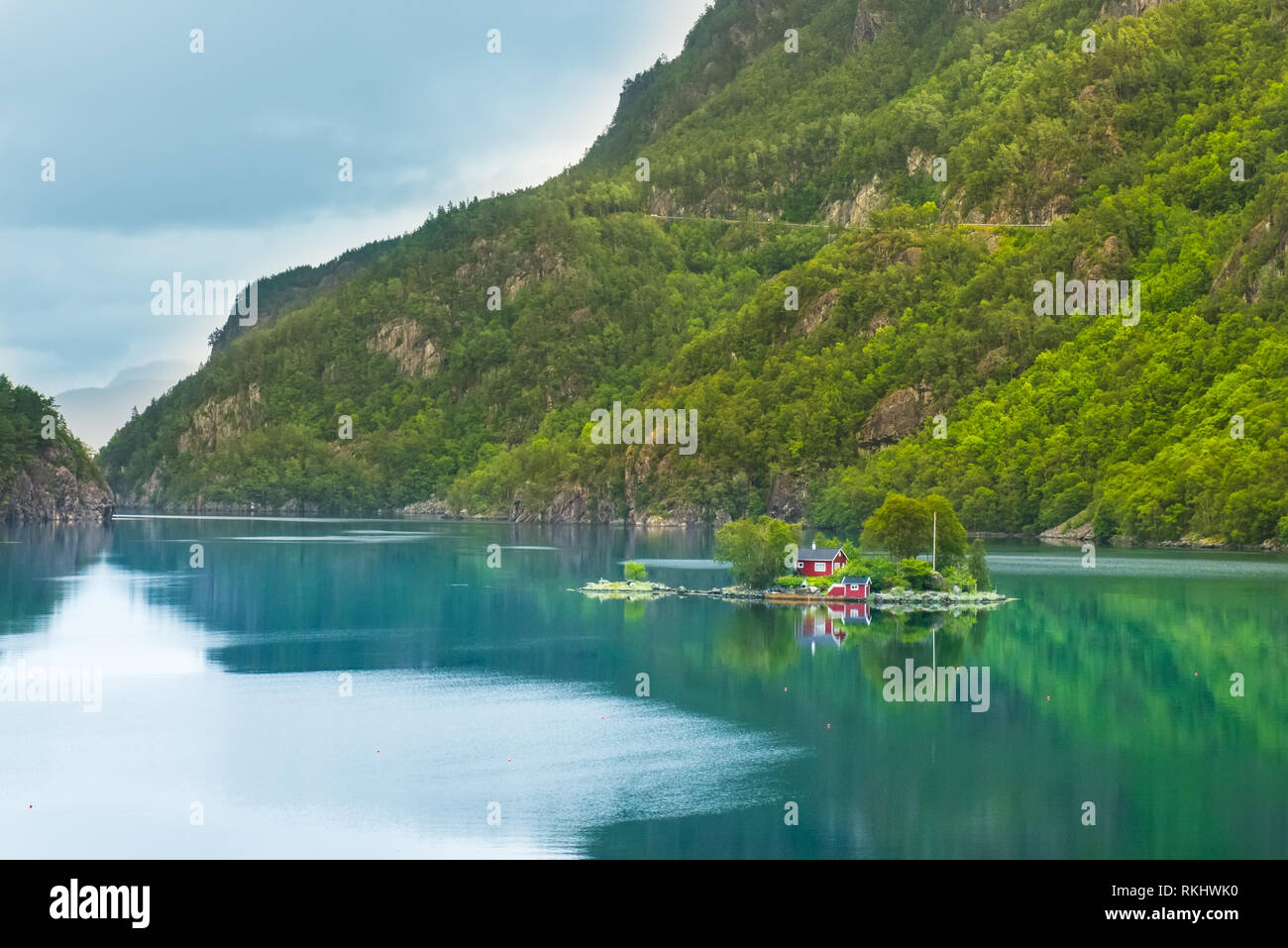 La maison solitaire sur lac de montagne en Norvège, un temps pluvieux Banque D'Images