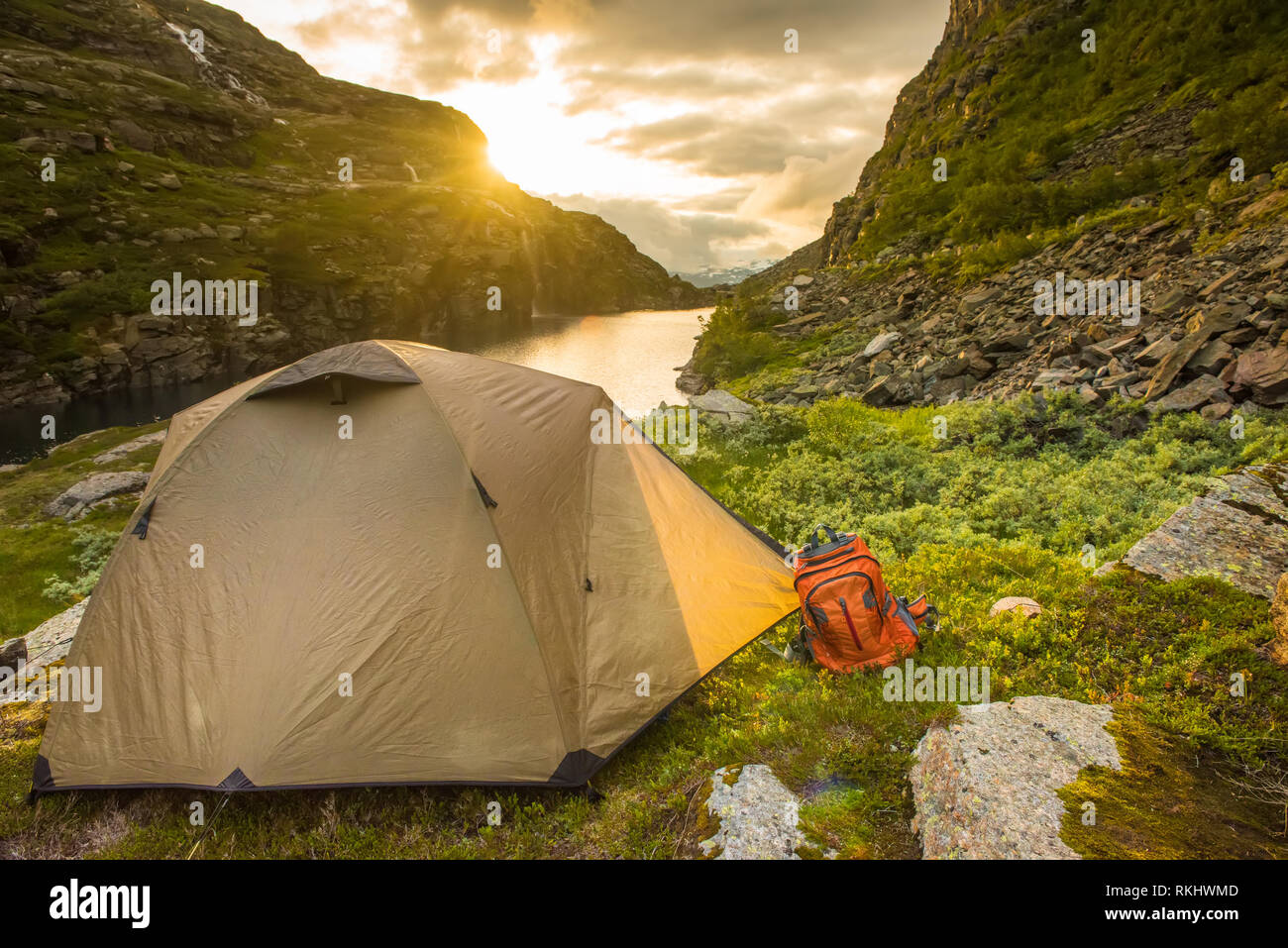 Tente de tourisme près de lac de montagne, coucher de soleil en été, la Norvège Banque D'Images