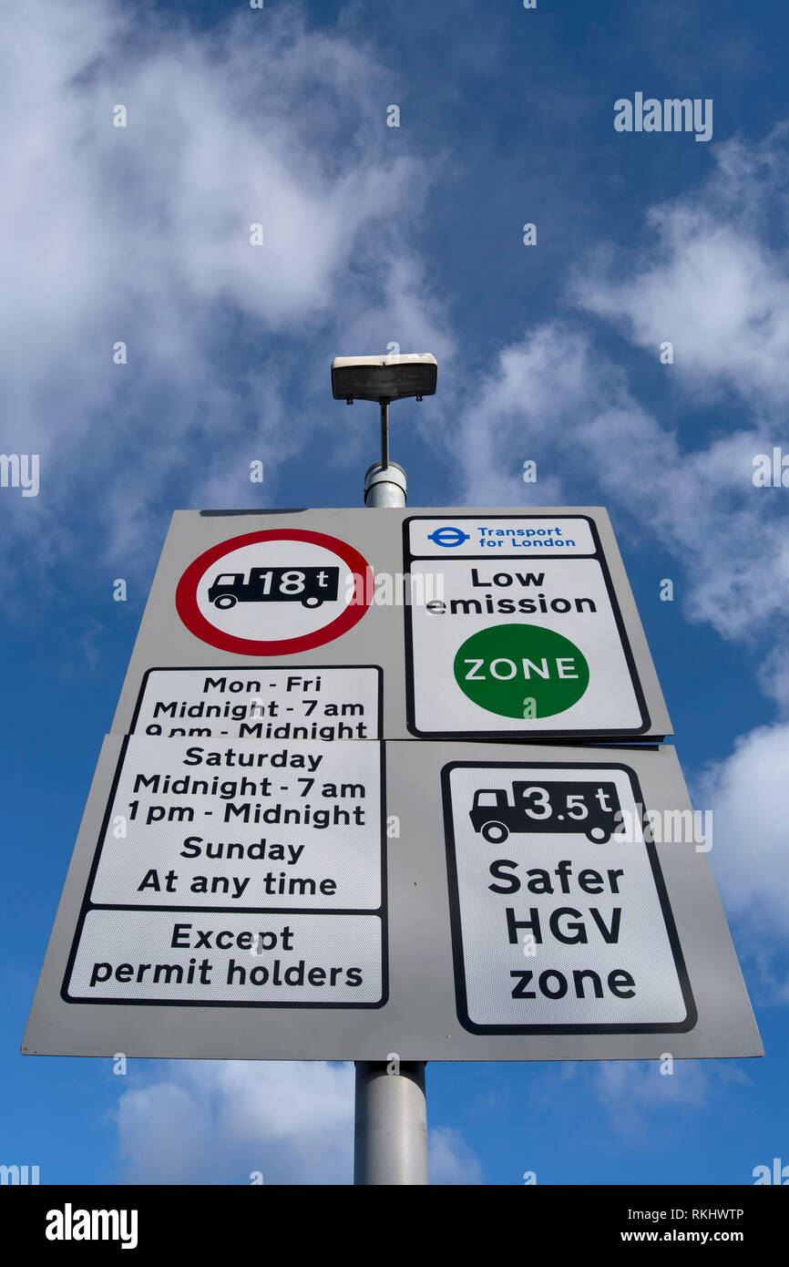 Panneau routier à Kingston, Surrey, Angleterre, indiquant une zone de faibles émissions, une zone plus sûre, de limites de poids-lourds et restrictions de stationnement Banque D'Images