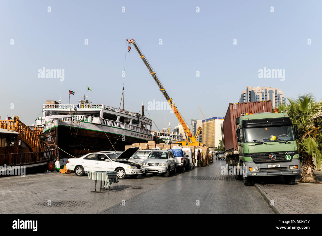 Une scène mouvementée sur le quai de la Crique de Dubaï.. Dows étant chargés de marchandises et de voitures pour les ports du golfe, l'Inde et l'Afrique de l'Est. Rendez-vous sur l'océan Banque D'Images