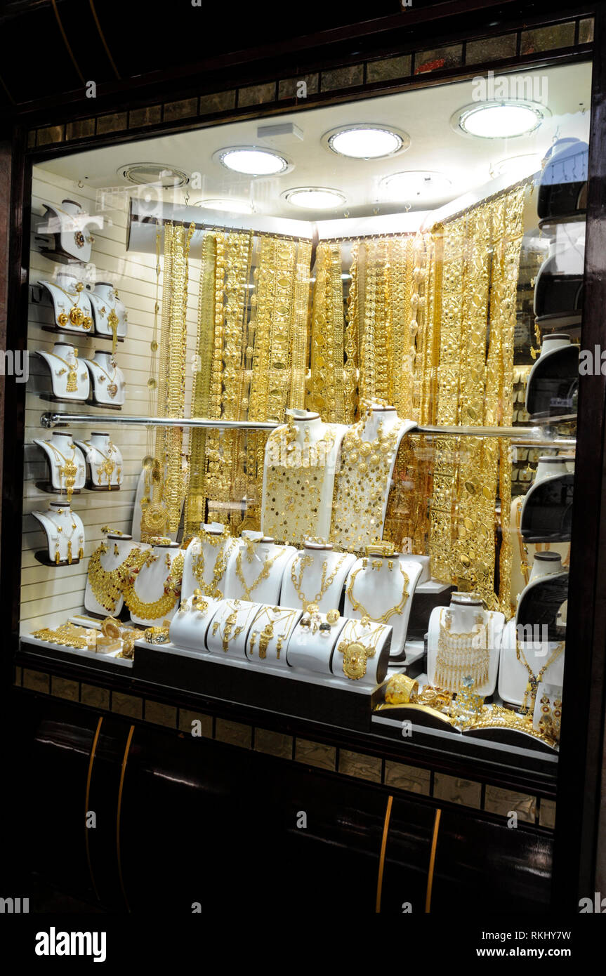 Un jewellerÕs afficher la fenêtre d'or colliers, principalement du  Moyen-Orient de conception pour les femmes à la Dubai Souk de l'or dans le  quartier de Deira à Dubaï dans le Photo Stock -
