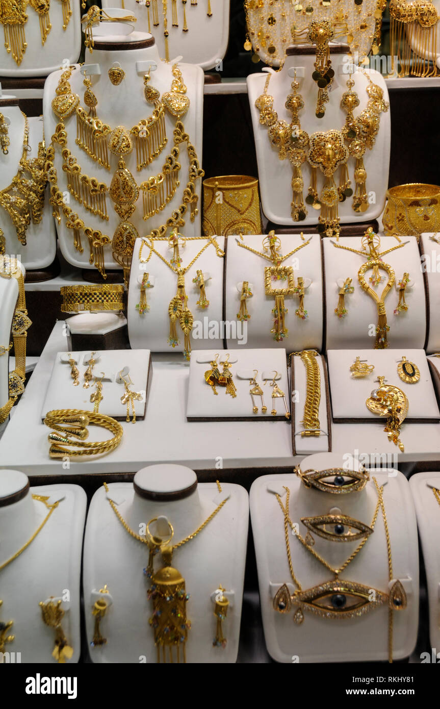 Un jewellerÕs afficher la fenêtre d'or colliers, principalement du Moyen-Orient de conception pour les femmes à la Dubai Souk de l'or dans le quartier de Deira à Dubaï dans le Banque D'Images