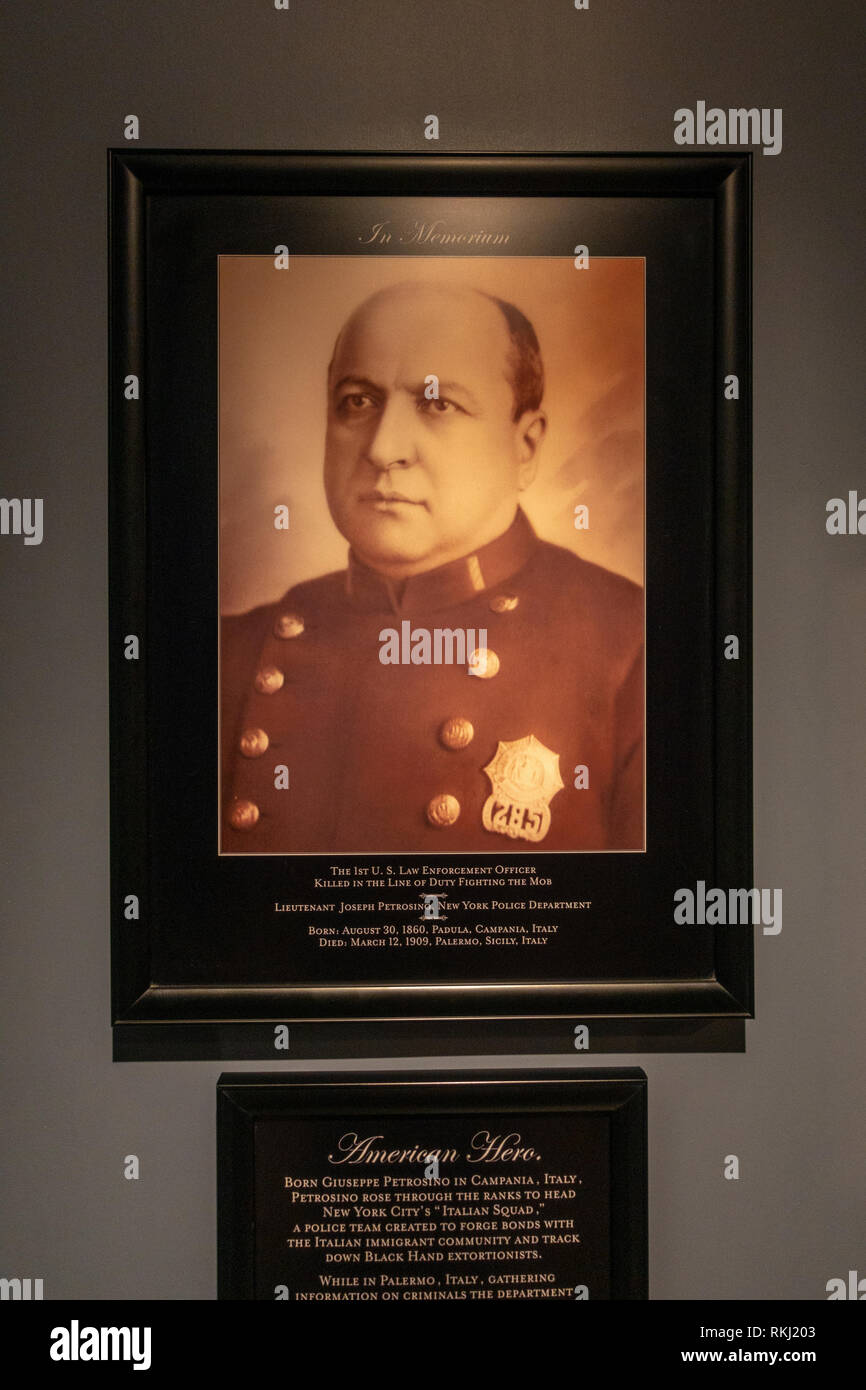 Mémorial à la 1er officier tué pendant la lutte contre la foule, Lt Joseph Petrosino, Le Mob Museum, Las Vegas (ville de Las Vegas), Nevada, United States. Banque D'Images