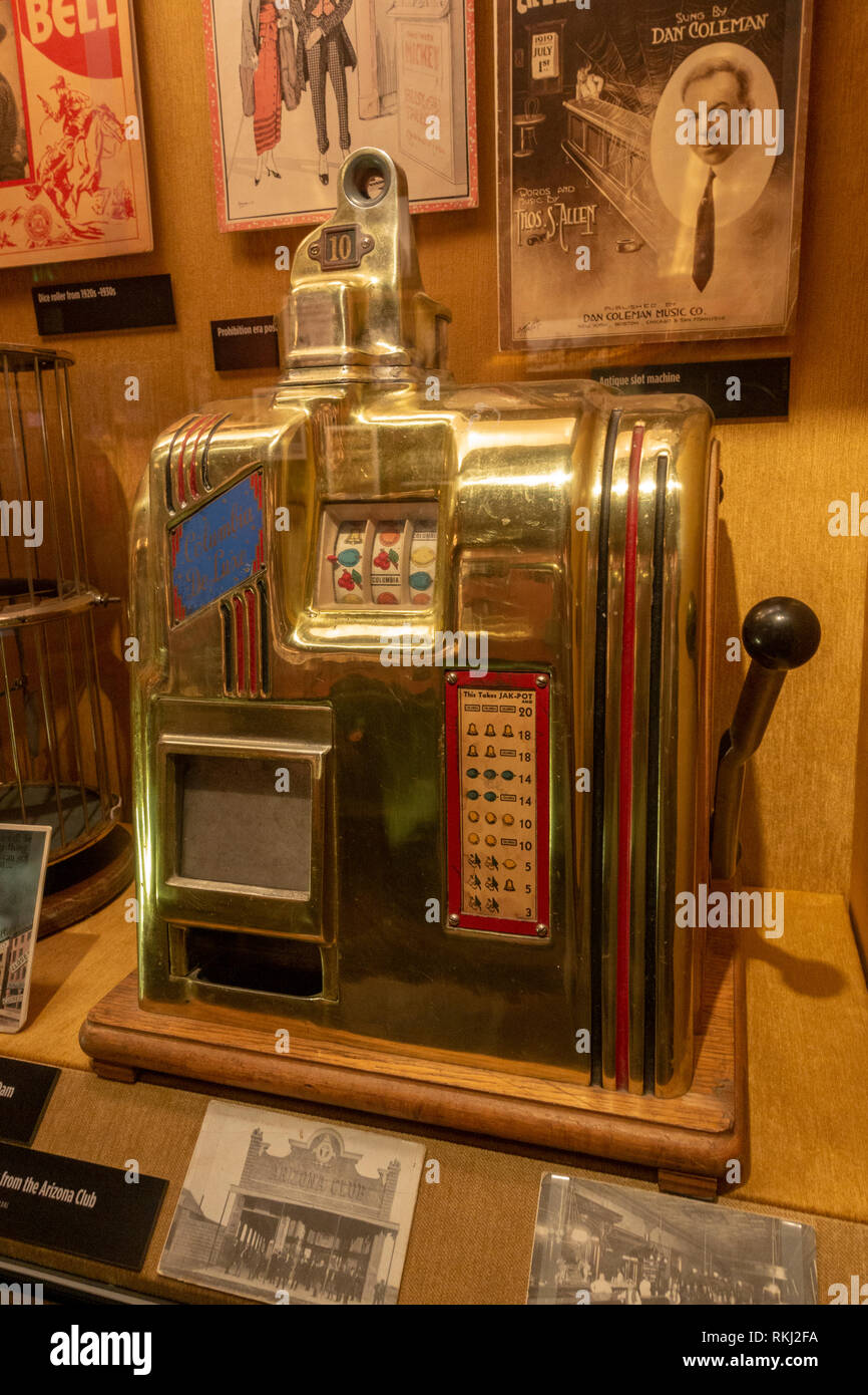 La Colombie-Britannique De Luxe 10 100 machine à sous antique, la Mob Museum, Las Vegas (ville de Las Vegas), Nevada, United States. Banque D'Images