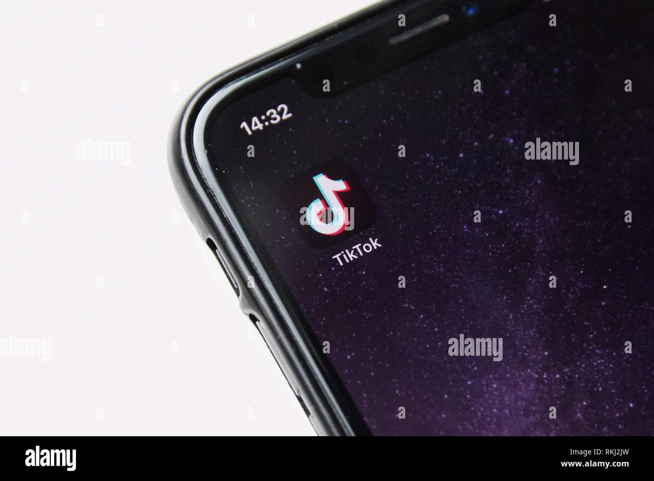 TikTok (également connu sous le Douyin) sur un iPhone X sur un fond blanc. TikTok une application de création et de partage de vidéos. Banque D'Images