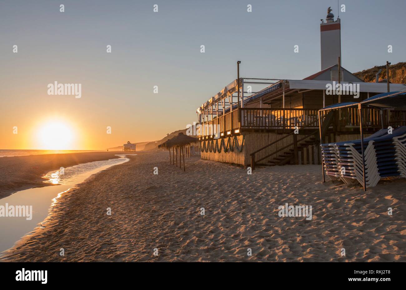 Le Chiringuito bar de plage ou à la Costa de la Luz, Huelva, seashore Matalascanas. Le coucher du soleil. Banque D'Images