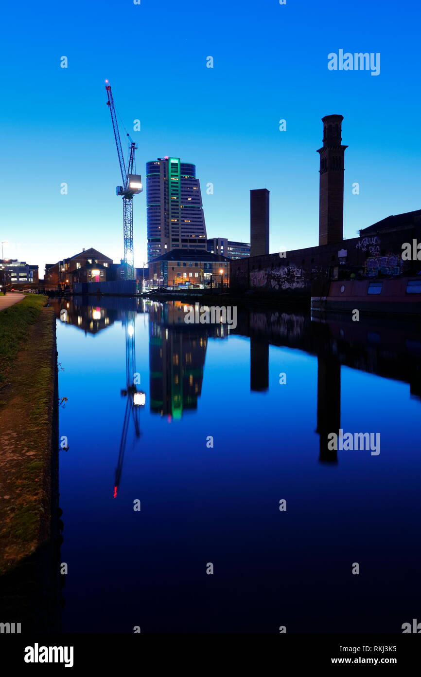 Réflexions de Bridgewater place, le tapis de mer et les tours victoriennes du village urbain de Holbeck Banque D'Images