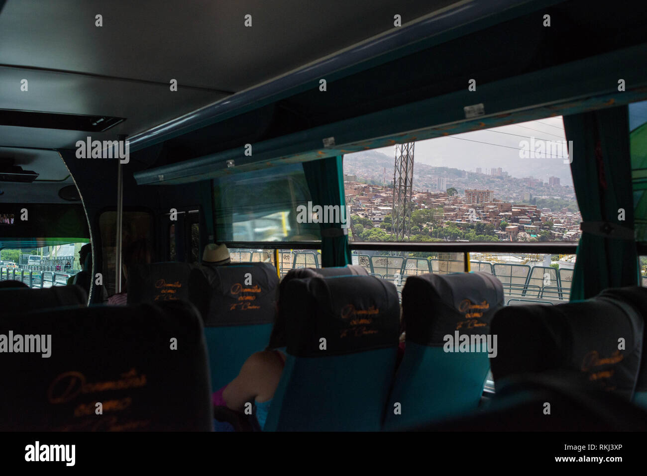 Medellin, Antioquia, Colombie : vue sur la ville à partir d'un bus. Banque D'Images