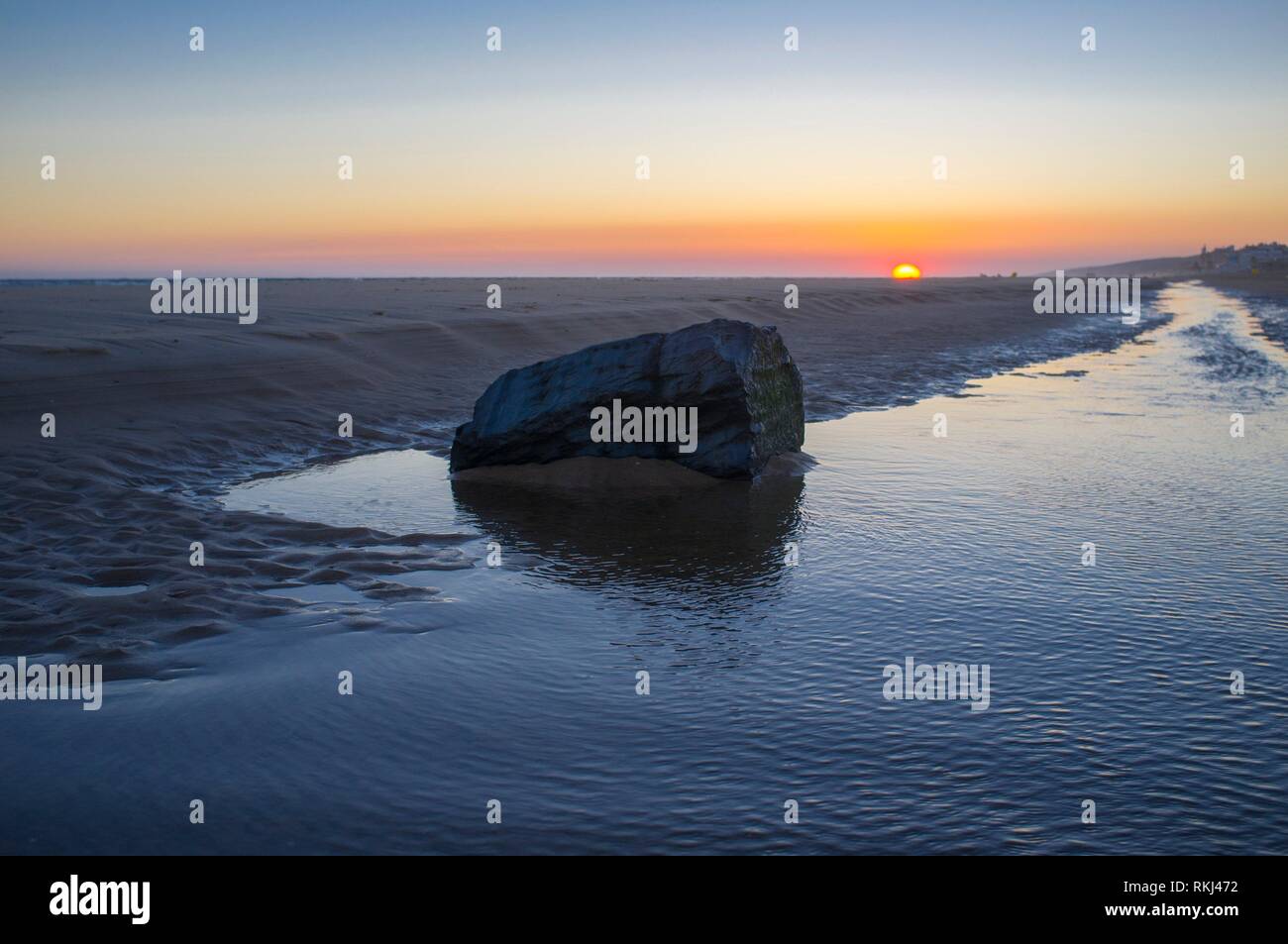 Au coucher du soleil paysage marin de Matalascañas, Huelva, Andalousie, espagne. Banque D'Images