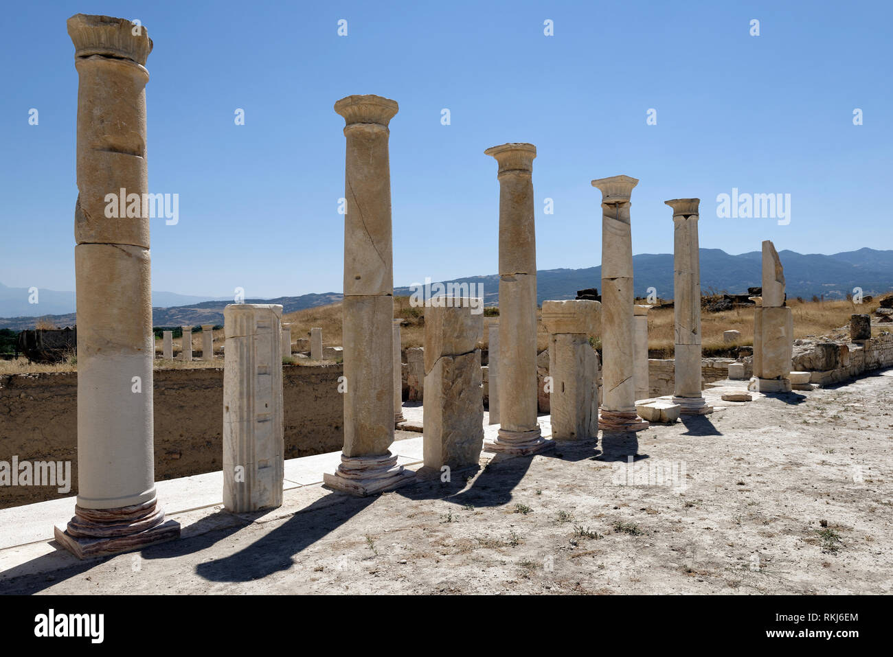 Le côté ouest Stoa (portique) de la fin de l'Agora romaine, Tripoli sur le méandre, Yenicekent, Turquie. Banque D'Images