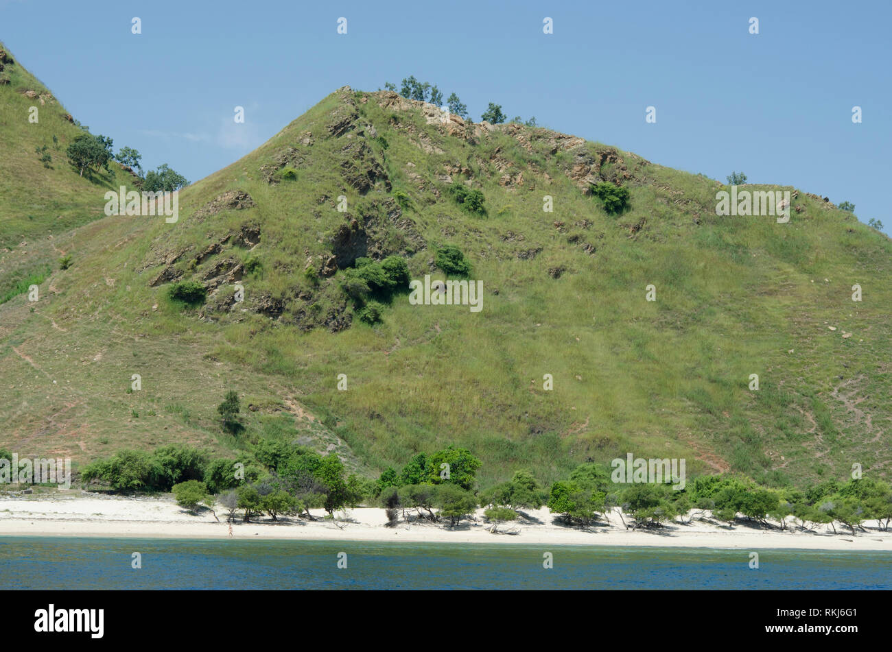 Plage, avec colline, près de Dili, Timor oriental Banque D'Images