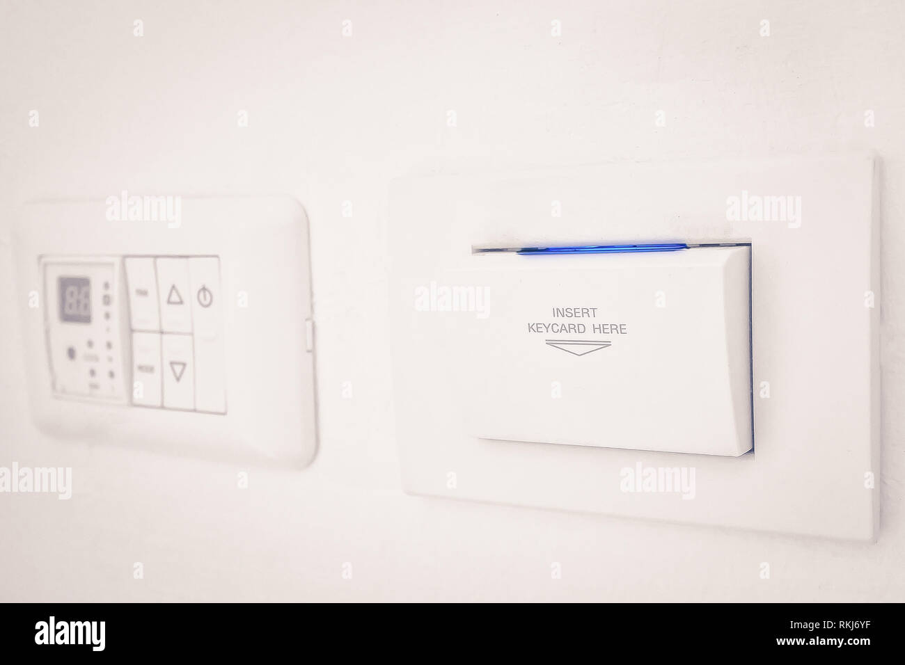 Insérer la keycard signer verrou électronique sur le mur pour ouvrir l'interrupteur electronic Banque D'Images