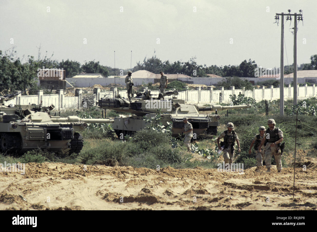 16 Octobre 1993 L'ARMÉE AMÉRICAINE M1A1 Abrams chars de la 24e Division d'infanterie, 1e Bataillon du 64e Régiment blindé au quartier général de l'ONUSOM à Mogadishu, en Somalie. Banque D'Images