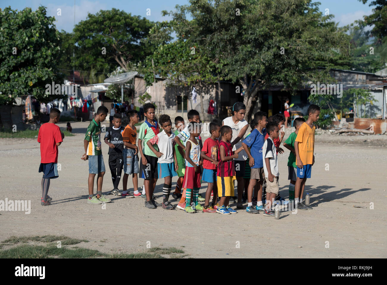 Pratique de football, enfants pratiquant des compétences de football, Dili, Timor oriental Banque D'Images
