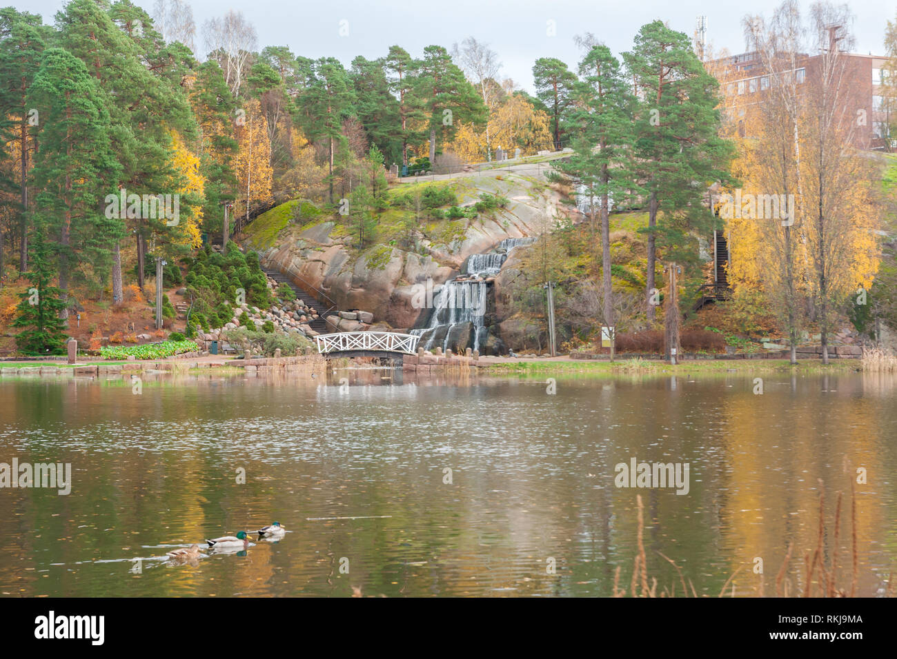 Cascade cascade sur les rochers, dans l'aménagement paysager Sapokka park Kotka, Finlande. Banque D'Images