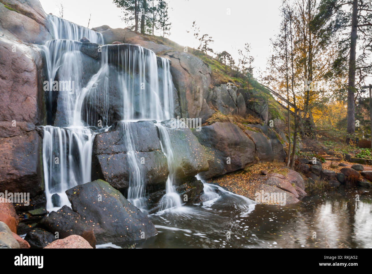 Cascade cascade sur les rochers, dans l'aménagement paysager Sapokka park Kotka, Finlande. Banque D'Images