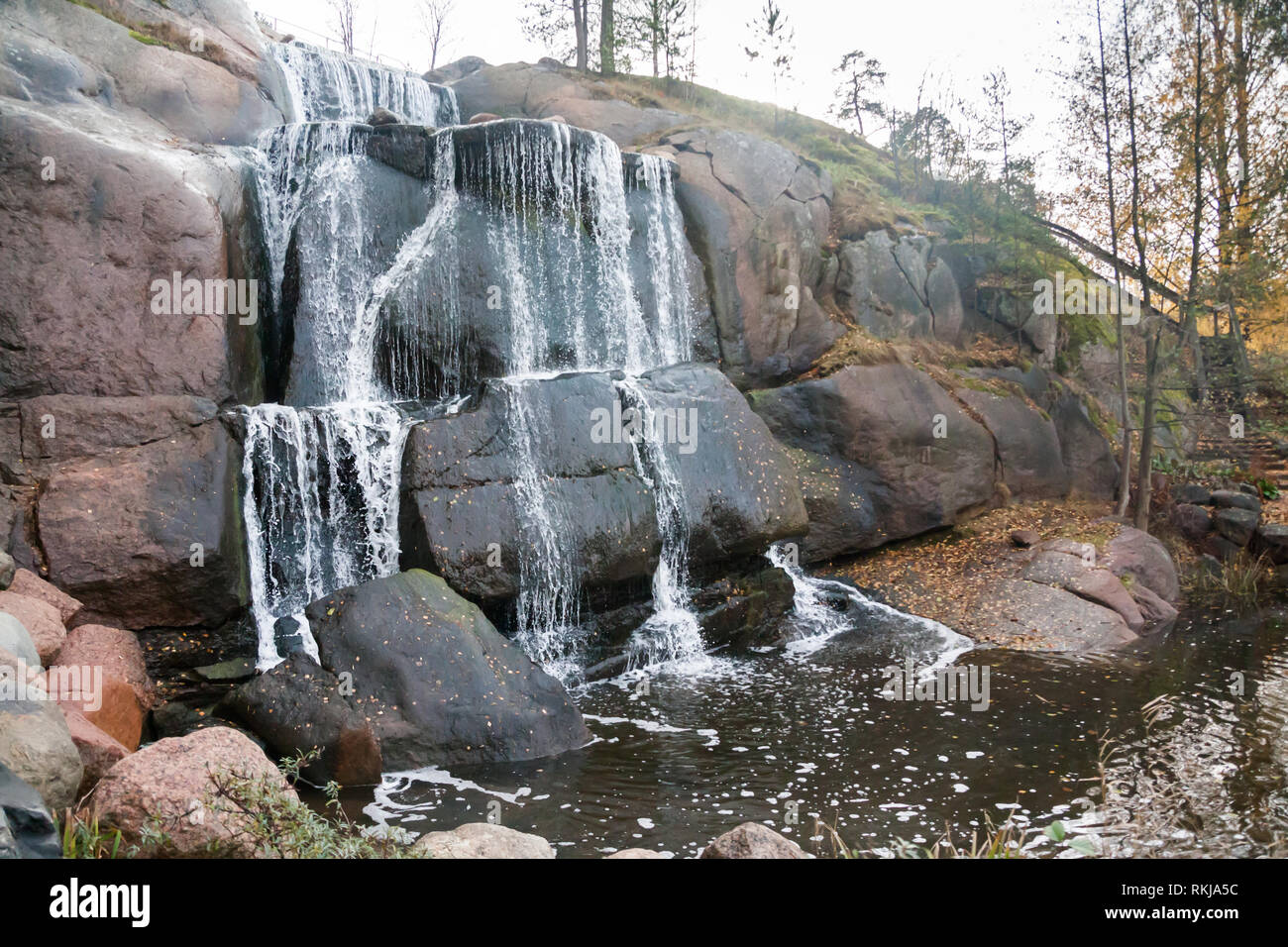 Cascade cascade sur les rochers, dans l'aménagement paysager Sapokka park Kotka, Finlande. Banque D'Images