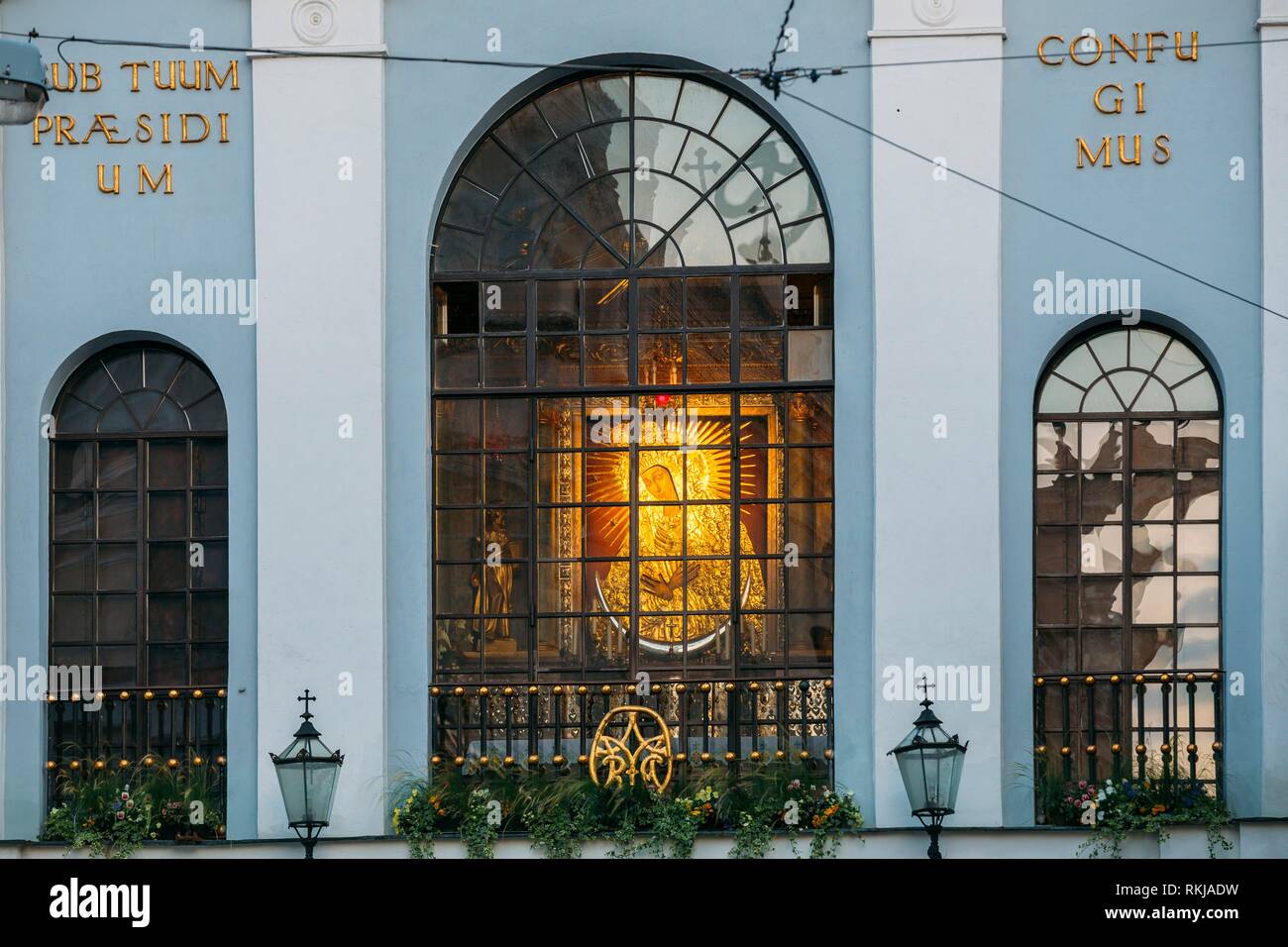 Vilnius, Lituanie. Vue par la fenêtre de la chapelle à Porte de l'aurore de l'icône de Notre Dame, la Très Sainte Vierge Marie Mère de miséricorde. Banque D'Images