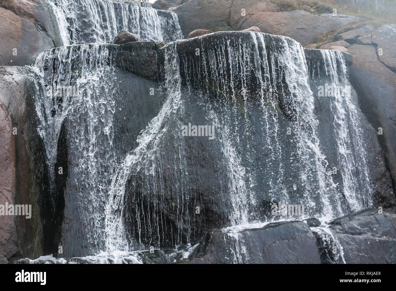 Cascade cascade sur les rochers, dans l'aménagement paysager Sapokka park Kotka, Finlande. Banque D'Images