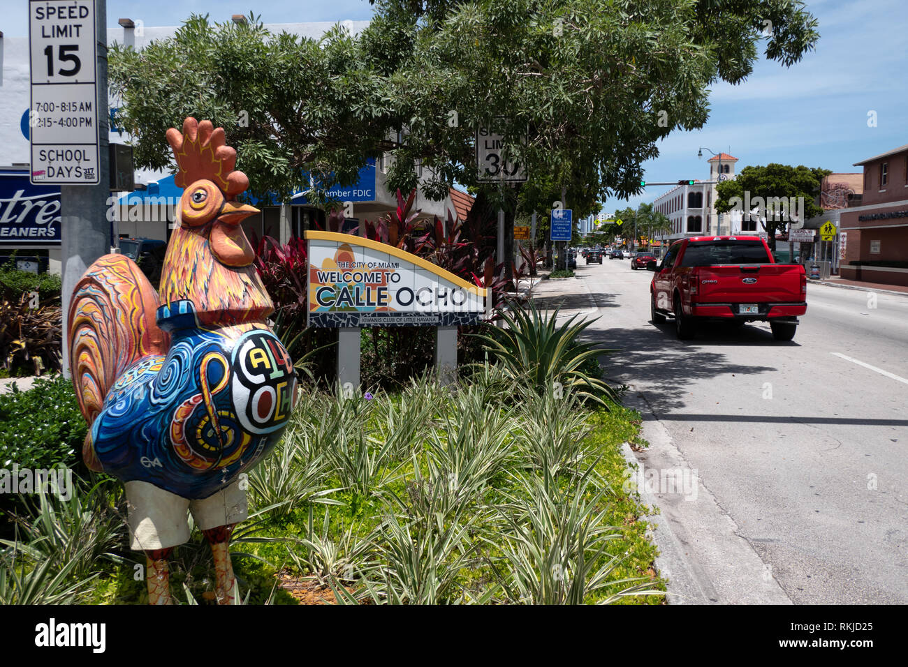 Vue sur la Calle Ocho dans le district de Little Havana à Miami, Floride, USA avec panneau de bienvenue sur la route Banque D'Images