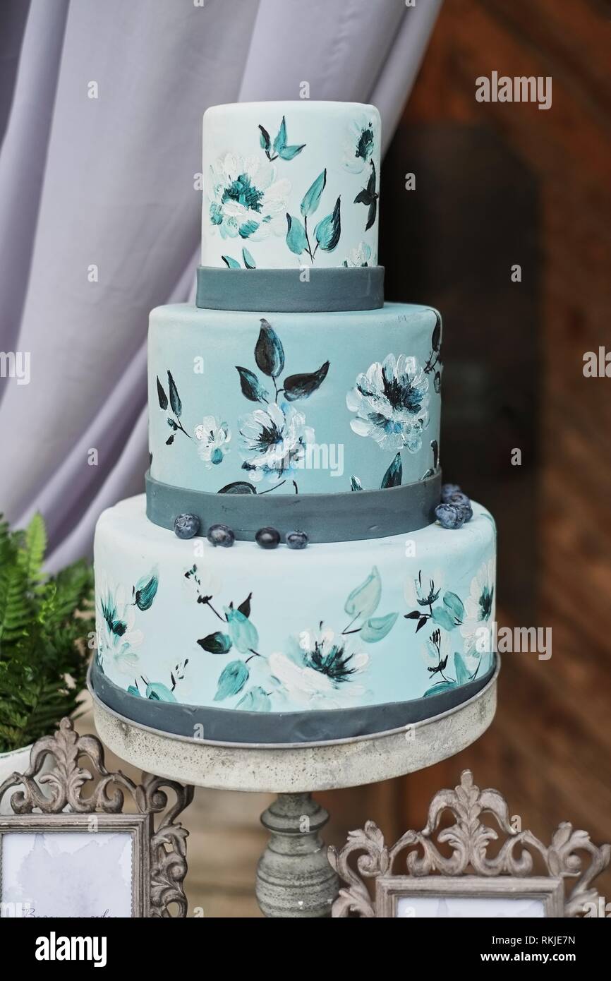 Bleu Magnifique Gateau Sur Trois Etages Decorees De Fleurs Sur Un Socle Sur La Table De Mariage Photo Stock Alamy