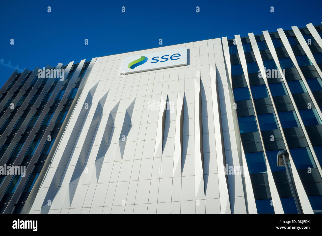 Détails de l'architecture graphique et logo sur le nouveau siège de l'ESS au 1, Place Forbury, Reading, Berkshire. Banque D'Images