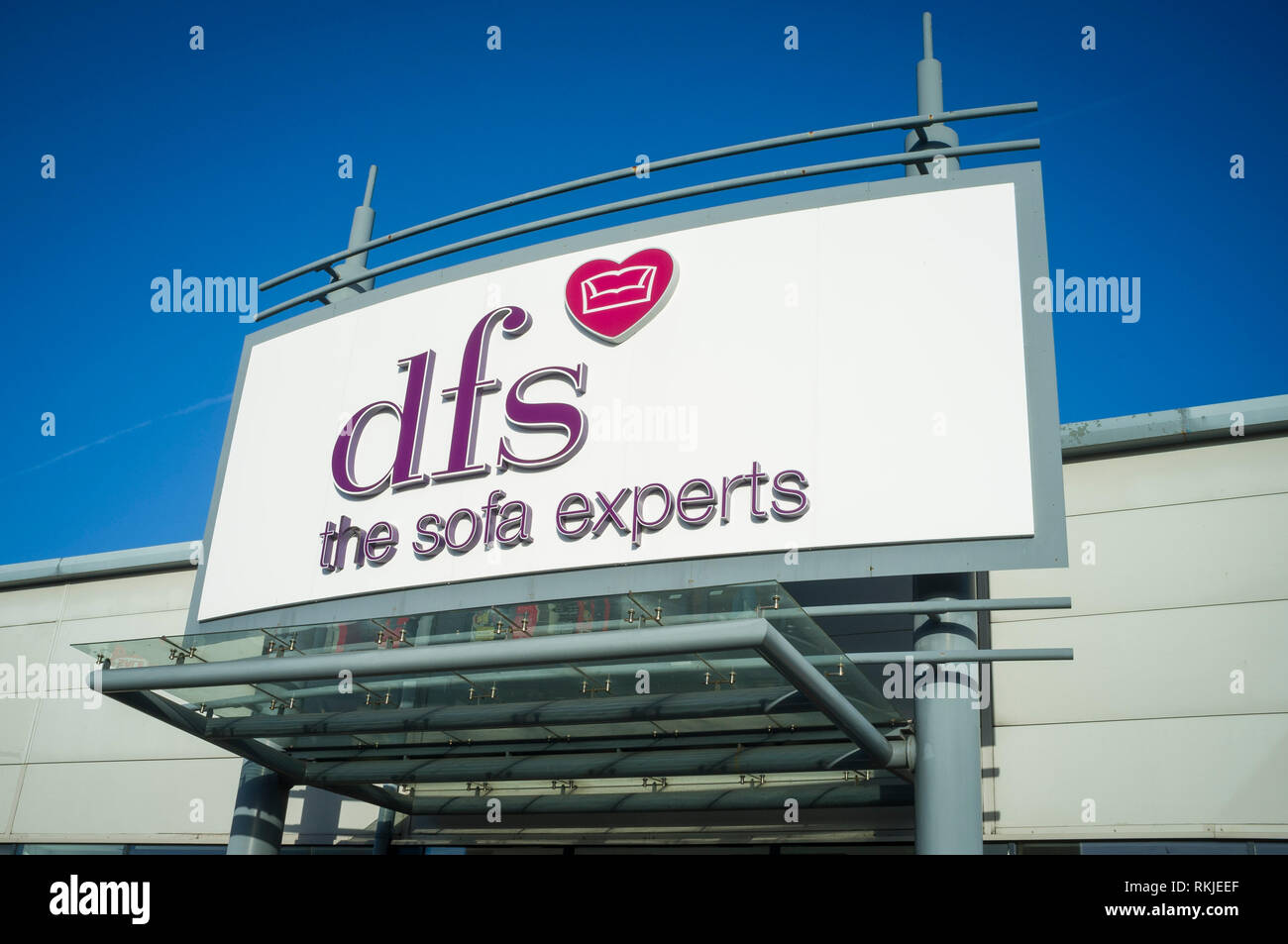 Vitrine de DFS à Forbury Retail Park, Reading, Berkshire. Banque D'Images