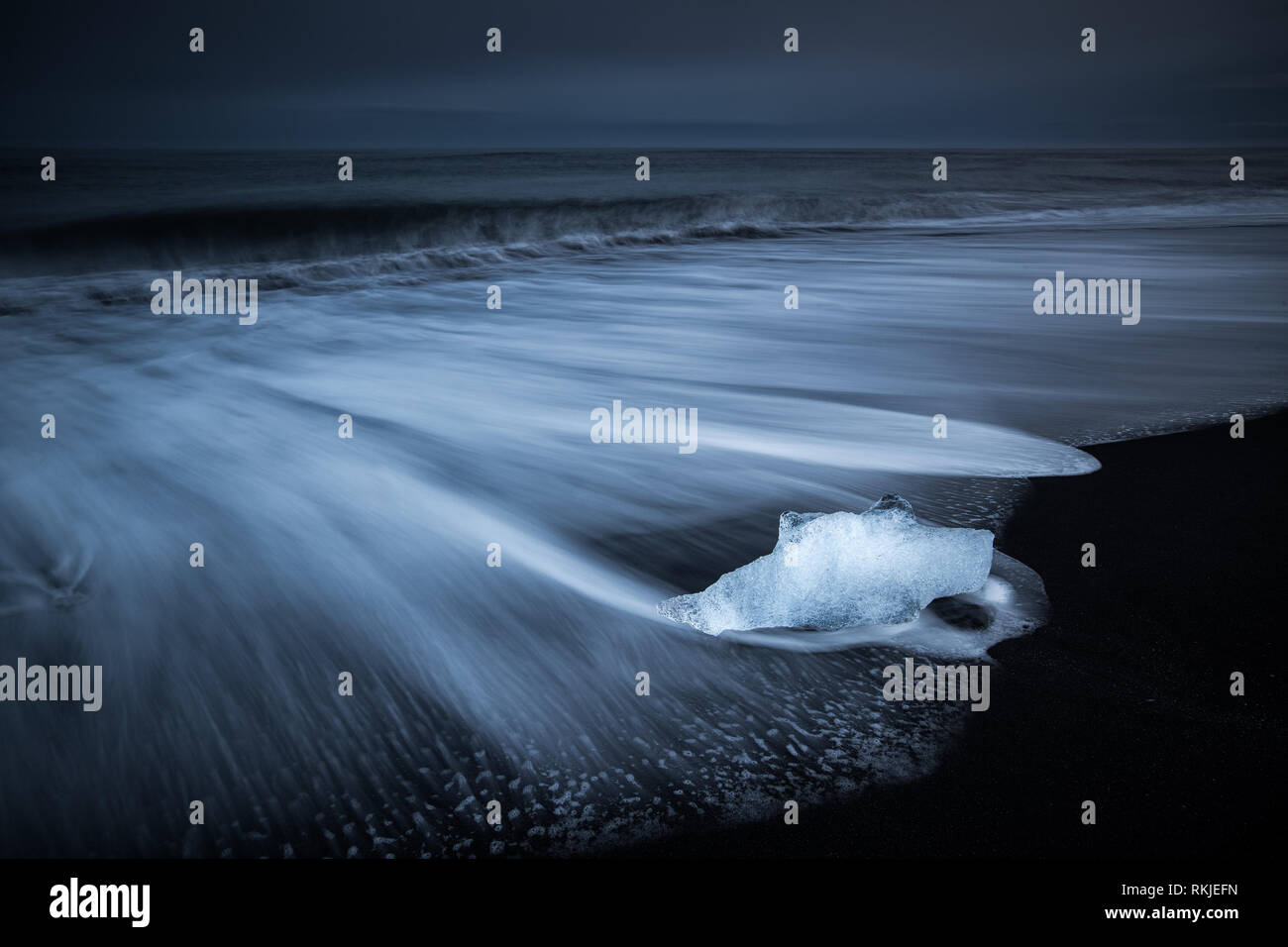 Dérives dans la mer autour de l'icebergs et de la glace des glaciers qui est balayée sur la plage sur le sable noir à Jokulsarlon, Islande Banque D'Images
