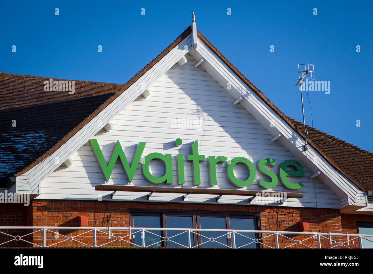 Supermarché Waitrose logo sur des passants à Henley-on-Thames, Oxfordshire. Banque D'Images