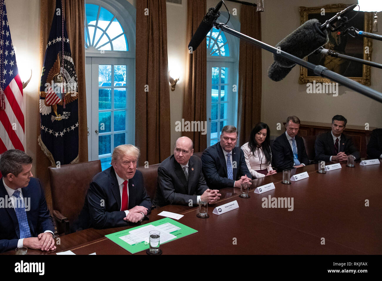 Le Président américain Donald Trump s'adresse aux journalistes dans la salle du Cabinet alors qu'il se prépare comme il se réunit avec les législateurs républicains pour discuter des projets d'échange à la Maison Blanche, à Washington, D.C. le 24 janvier 2019. Banque D'Images