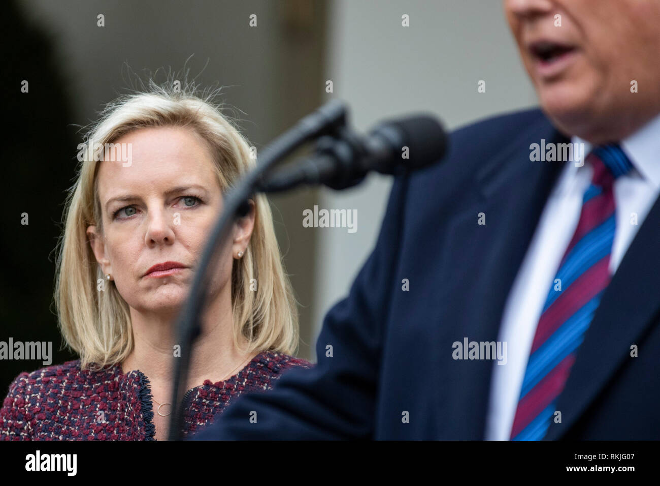 Le Secrétaire à la sécurité intérieure, Kirstjen regarde sur Nielsen en tant que Président américain Donald Trump s'adresse aux journalistes dans la roseraie de la Maison Blanche le 4 janvier 2019. Banque D'Images