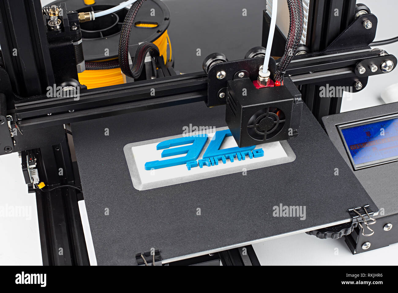 Impression 3d de l'impression de l'imprimante symbole logo lettrage en blanc bleu pla futur moderne filament technologie concept background Banque D'Images