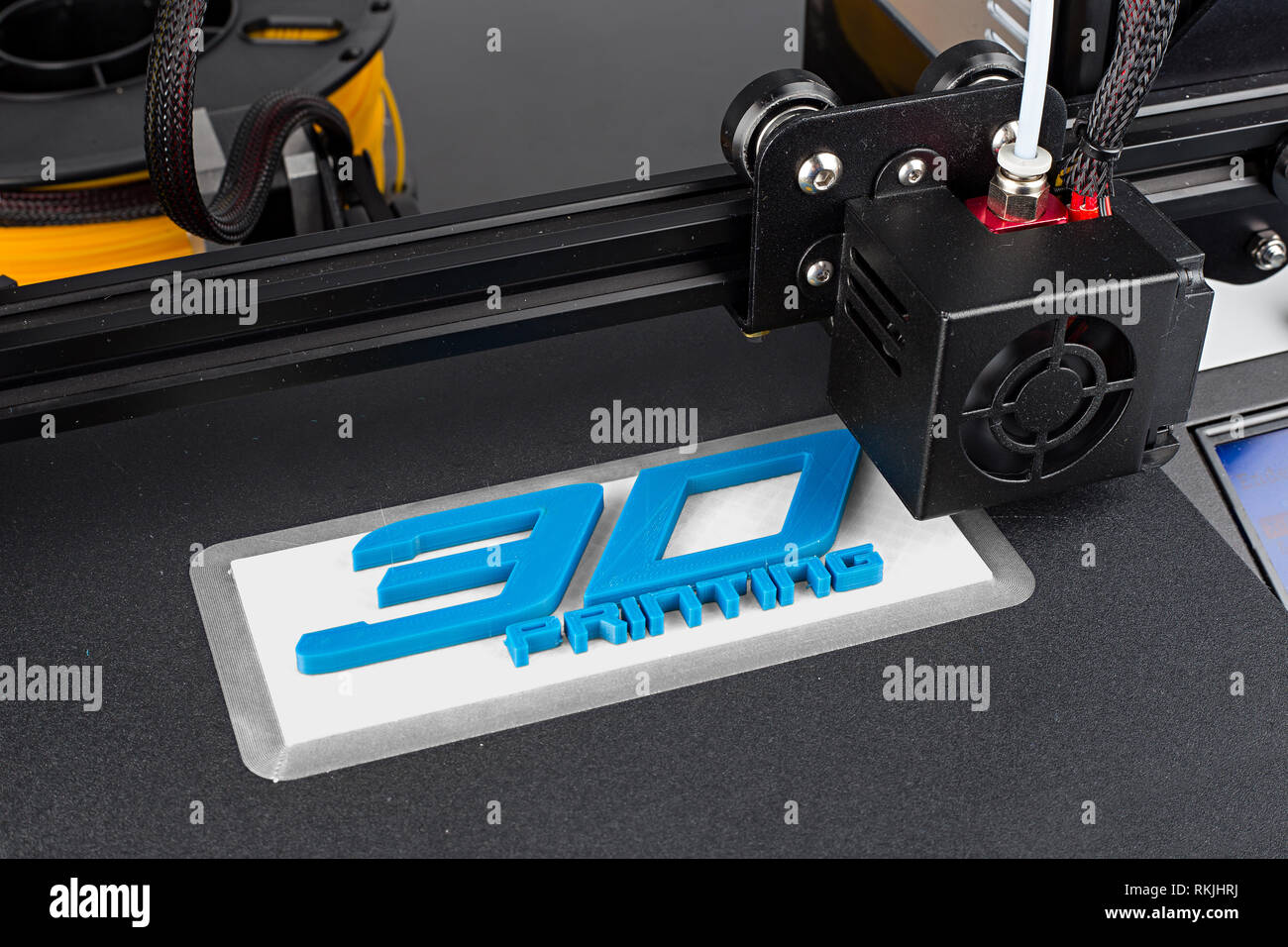 Impression 3d de l'impression de l'imprimante symbole logo lettrage en blanc bleu pla futur moderne filament technologie concept background Banque D'Images