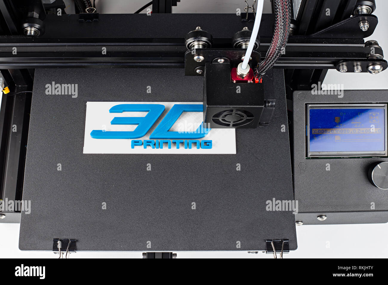 Impression 3d de l'impression de l'imprimante symbole logo lettrage en blanc bleu pla futur moderne filament technologie concept background Banque D'Images