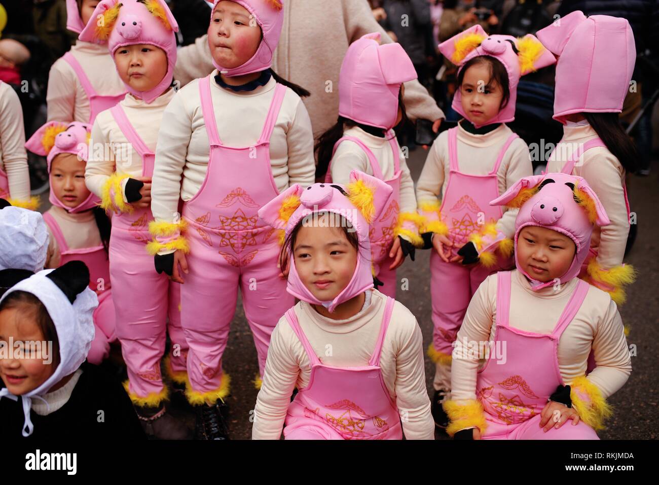 Madrid, Madrid, Espagne. 10 fév, 2019. Groupe de filles avec des costumes de rose les porcelets sont vu l'exécution pendant la parade.Madrid célèbre le Nouvel An chinois avec un grand défilé plein de musique et de couleurs, prédomine la couleur rouge de chance et de fortune, avec des Lions et des Dragons et de son principal protagoniste est le cochon. Le quartier usera à Madrid est rempli de milliers et milliers de personnes qui fréquentent le festival avec la participation de plus de mille deux cents artistes parmi diverses associations culturelles liées à la population et la culture chinoise. (Crédit de droit Banque D'Images