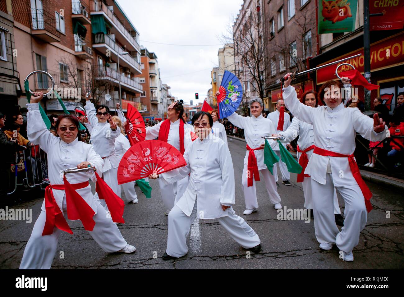 Madrid, Madrid, Espagne. 10 fév, 2019. Groupe de taichi chikung portant des vêtements blancs sont vus d'effectuer dans la rue avenue pendant la parade.Madrid célèbre le Nouvel An chinois avec un grand défilé plein de musique et de couleurs, prédomine la couleur rouge de chance et de fortune, avec des Lions et des Dragons et de son principal protagoniste est le cochon. Le quartier usera à Madrid est rempli de milliers et milliers de personnes qui fréquentent le festival avec la participation de plus de mille deux cents artistes parmi diverses associations culturelles liées à la population et les Chinois Banque D'Images