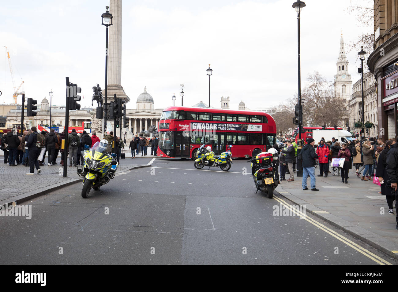 Londres, Royaume-Uni. 11 février 2019. Fermer Police Whitehall, Londres, près de Trafalgar Square à Londres parce que les chauffeurs de taxi titulaires d'apporter le trafic à l'arrêt autour de la place du Parlement, Westminster, Londres, pour protester contre les politiques de l'Transport for London (TfL) et le maire de Khan. Crédit : Joe Keurig / Alamy Live News Banque D'Images