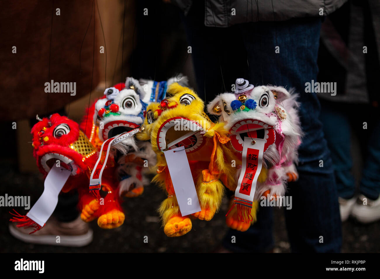 Londres, Royaume-Uni, 10 février 2019. Des peluches lion chinois à vendre sur l'année du cochon, célébration du Nouvel an chinois à China Town, Soho, Londres, UKe. Credit : Harishkumar Shah/Alamy Live News Banque D'Images