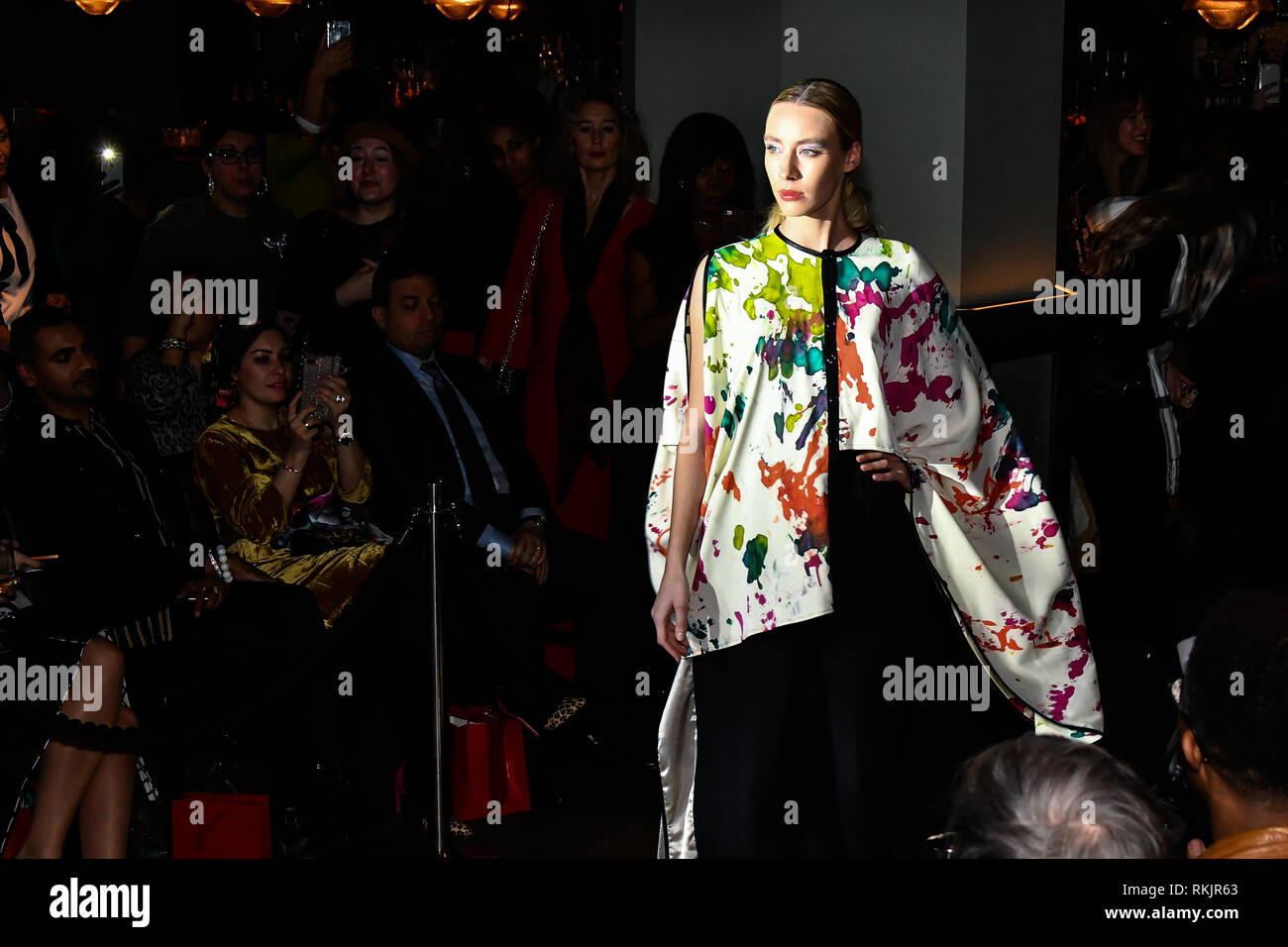 Londres, Royaume-Uni. Feb 11, 2019. Izabela Calik d'hôtes réseau Mode De Luxe à IC Show avec X Factor Singers Fashio9n voir en avant de LFW 2019 hiver avec incroyable de monde au cœur de Soho, à Londres, Royaume-Uni. 11 févr. 2019. Credit Photo : Alamy/Capital Live News Banque D'Images