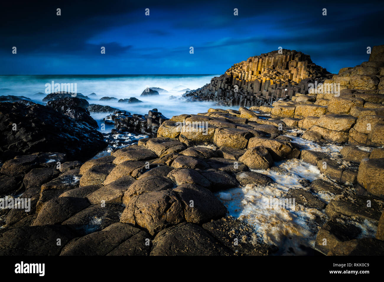 Giant's Causeway, l'Irlande du Nord. Feb 11 2019. Météo saisonnière photographié à la Giant's Causeway, l'Irlande du Nord comme un mélange de météo est prévue pour cette semaine. Le Giant's Causeway est une zone d'environ 40 000 colonnes de basalte d'enclenchement, le résultat d'une ancienne fissure volcanique éruption. Il est situé dans le comté d'Antrim, sur la côte nord de l'Irlande du Nord, à environ trois milles au nord-est de la ville de Bushmills. Credit : Oliver Dixon/Alamy Live News Banque D'Images