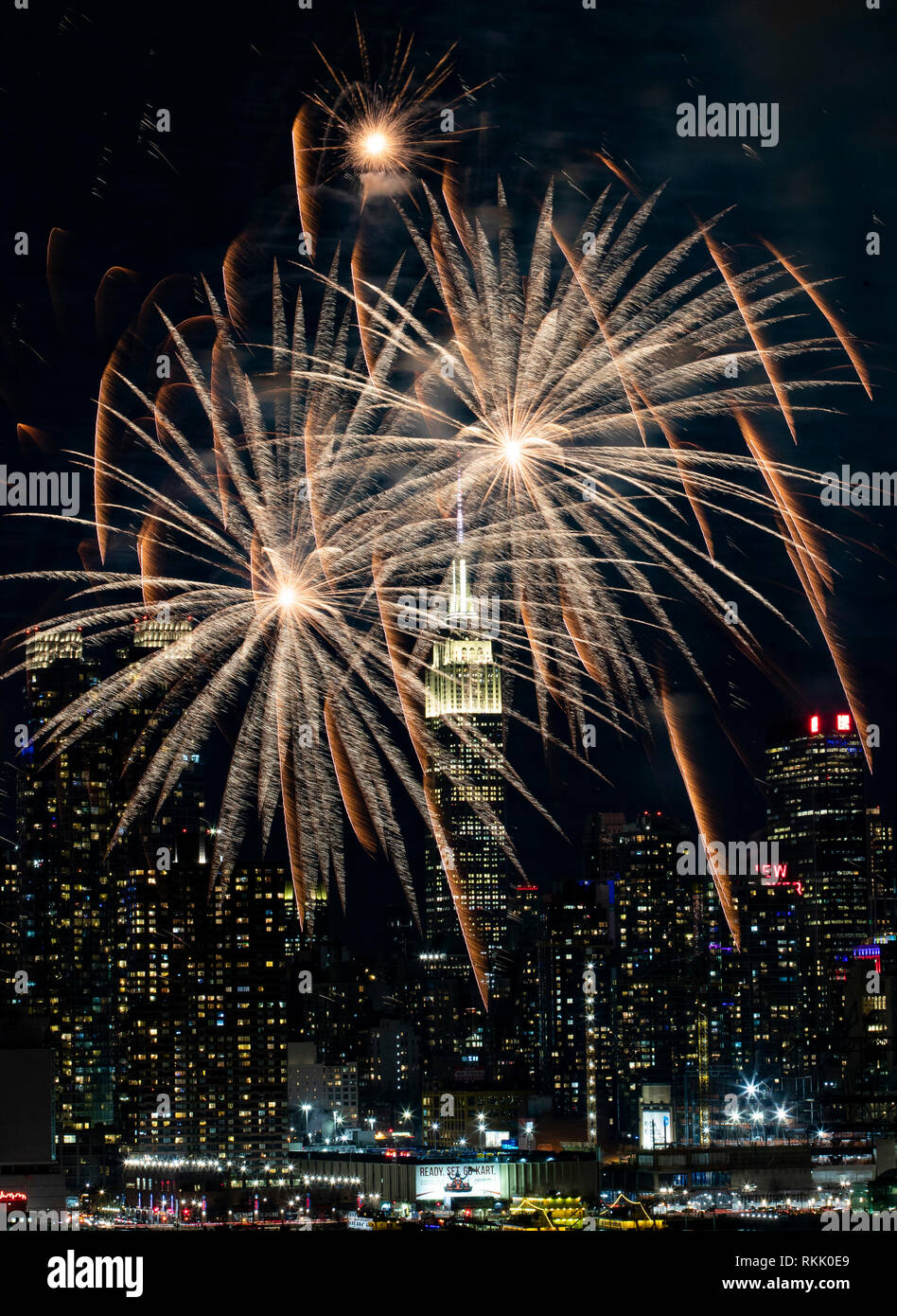 New York, USA. Feb 11, 2019. D'artifice s'affichent au-dessus de la rivière Hudson à New York, États-Unis, le 11 février, 2019, de célébrer la Nouvelle Année lunaire chinoise. Credit : Wang Ying/Xinhua/Alamy Live News Banque D'Images